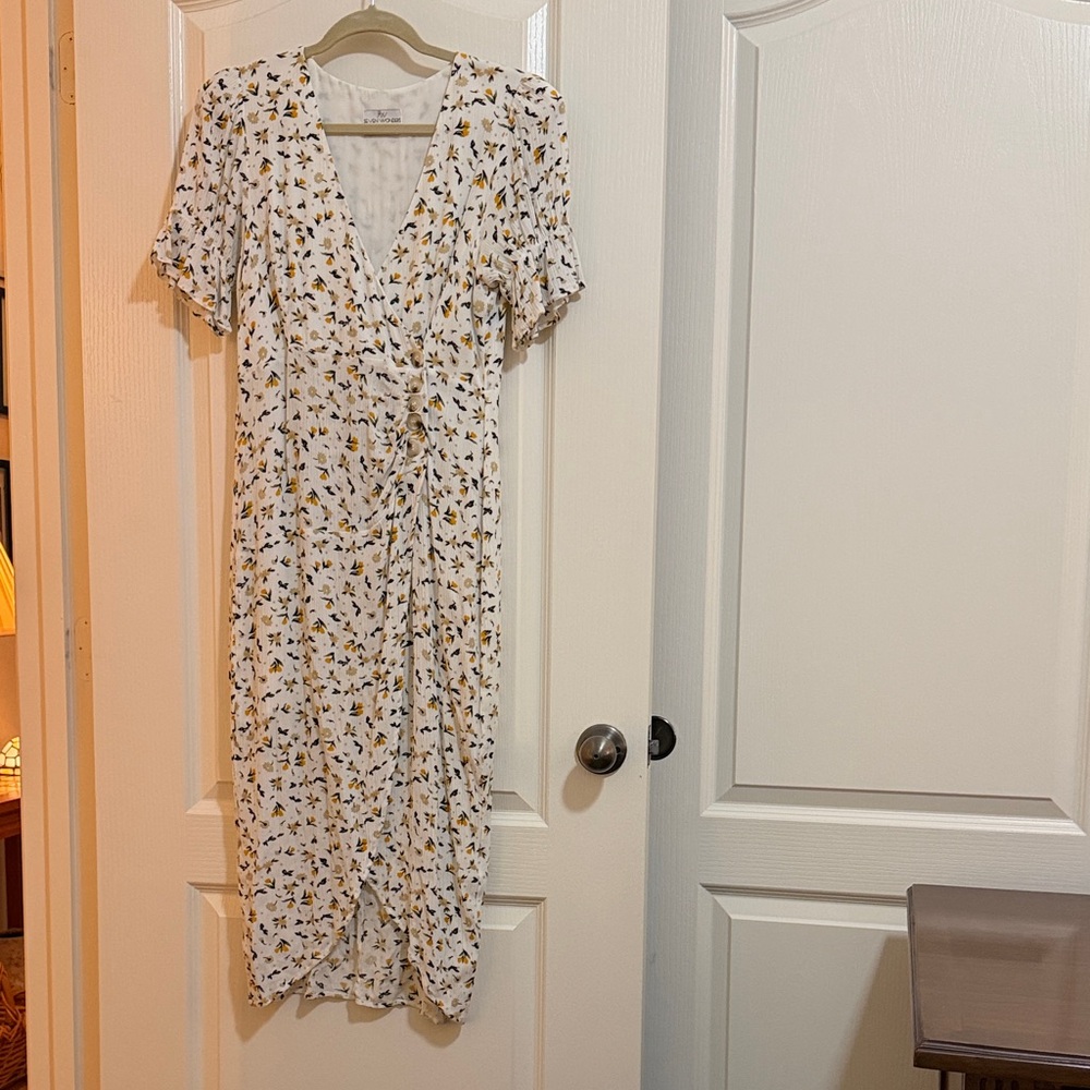 Chic Floral Midi Dress with V-Neck